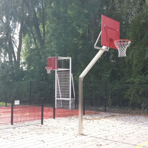 Basketbalpaal model Rothe Fixed, voorzien van rood gepoedercoat geluids- en vandalisme-arm basketbalbord.